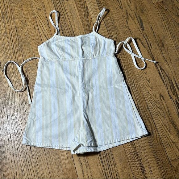 BDG White Jean Shorts with Classic Design - Picture 3 of 9